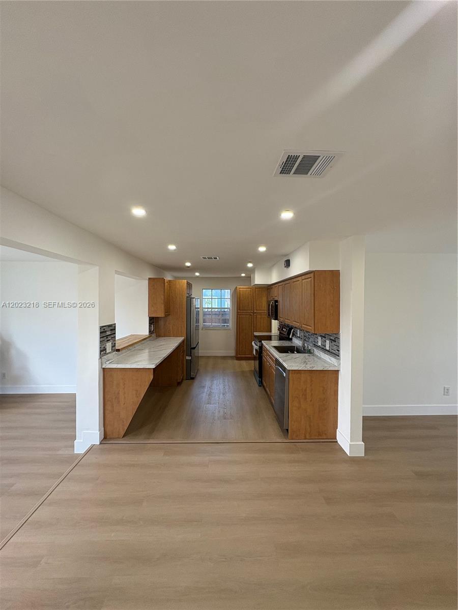 Listing photo 5 for 7150 SW 10th St, Pembroke Pines, FL, 33023