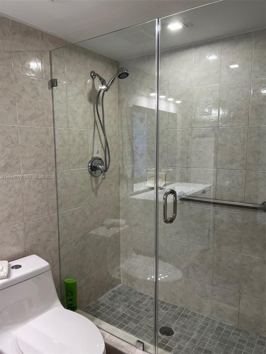 Listing photo 2 for 1400 Saint Charles Pl Unit#323, Pembroke Pines, FL, 33026