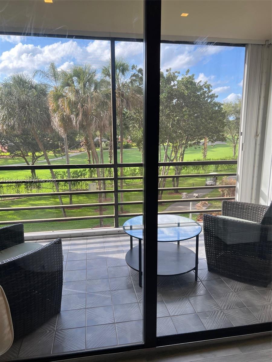 Listing photo 3 for 1400 Saint Charles Pl Unit#323, Pembroke Pines, FL, 33026