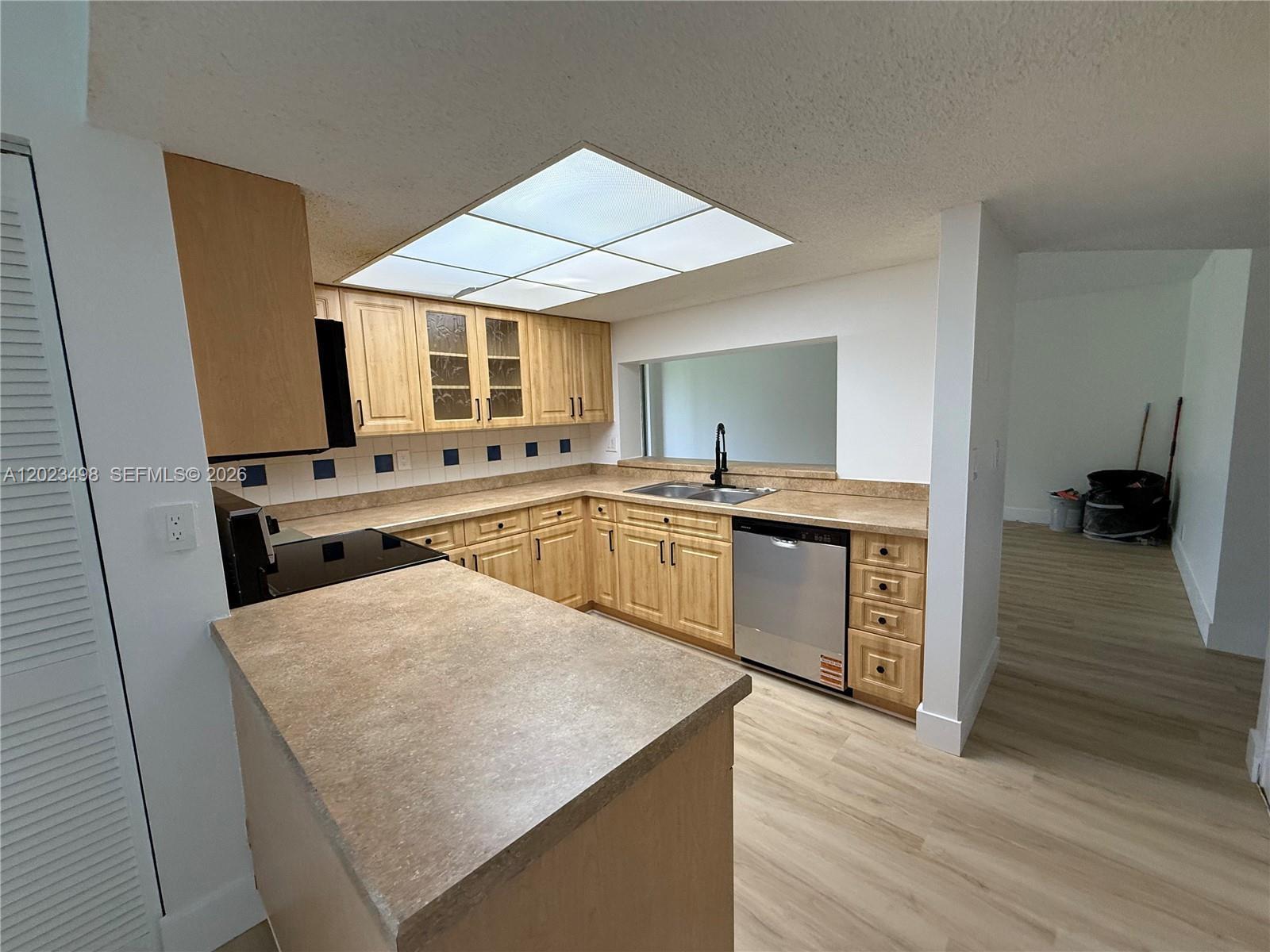 Listing photo 1 for 9531 Seagrape Dr Unit#202, Davie, FL, 33324