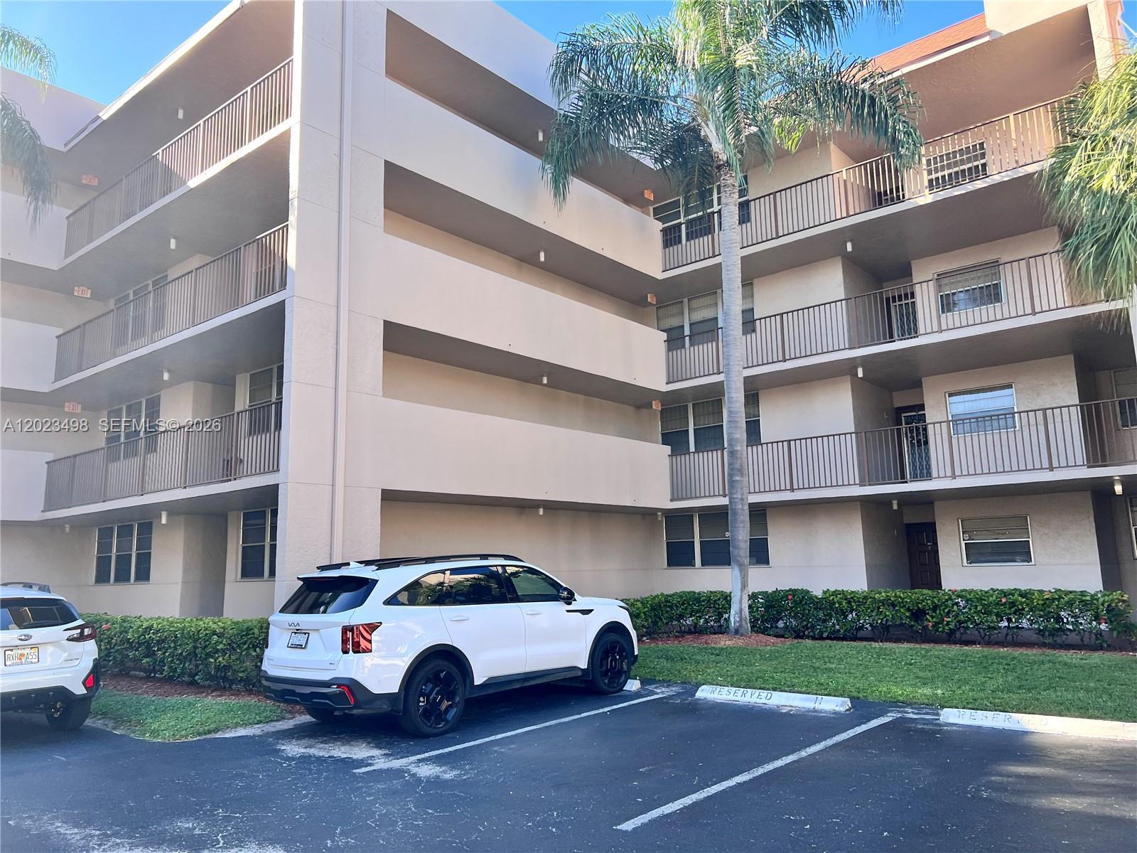 Listing photo 3 for 9531 Seagrape Dr Unit#202, Davie, FL, 33324