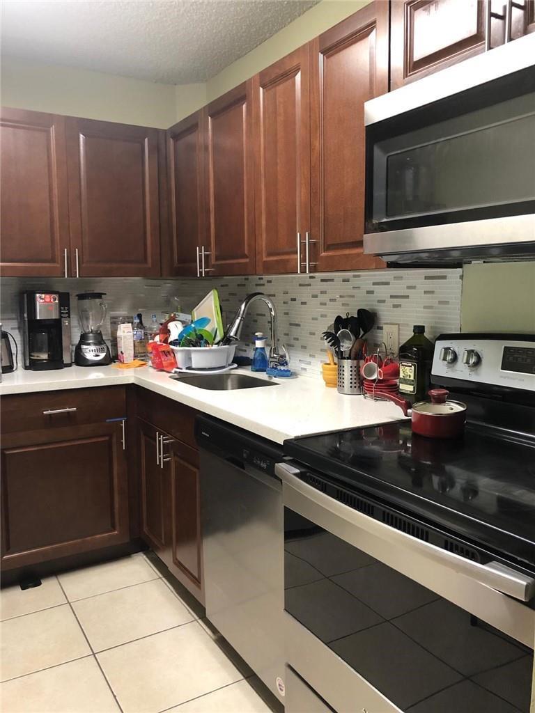 Listing photo 3 for 10773 Cleary Boulevard Unit#109, Plantation, FL, 33324