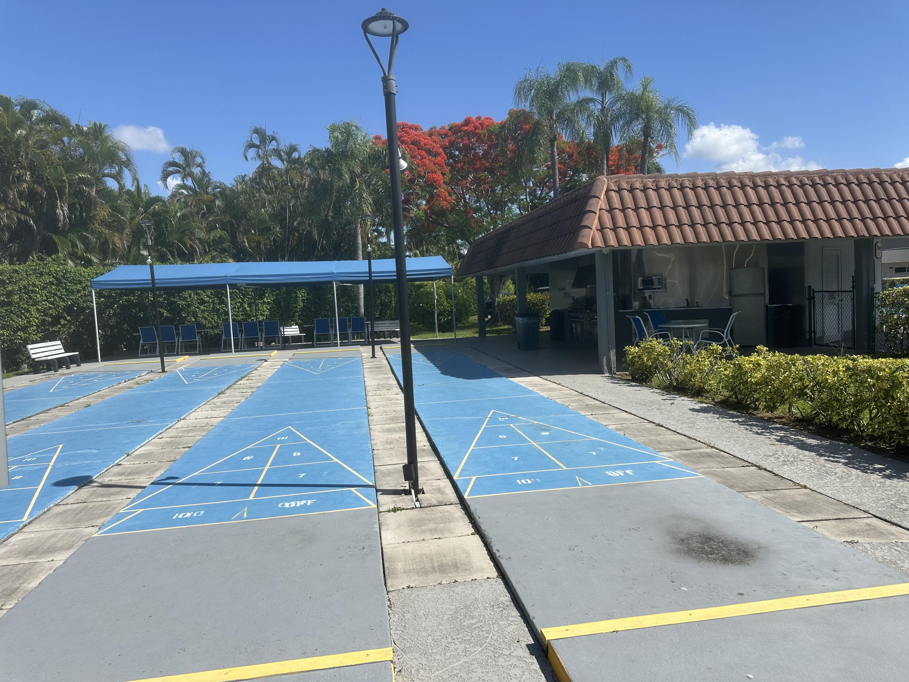Listing photo 2 for 8960 S Hollybrook Unit#301, Pembroke Pines, FL, 33025