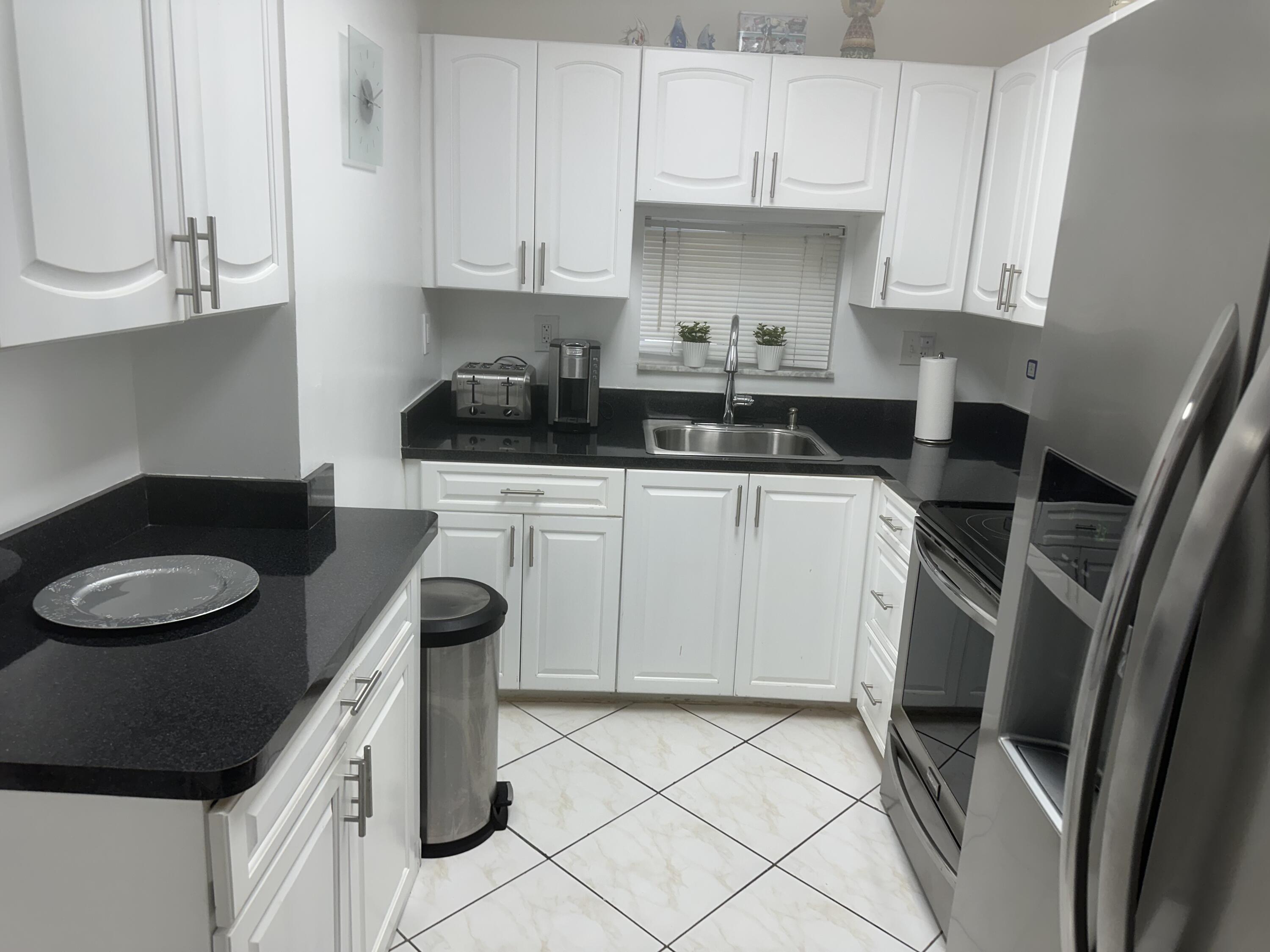 Listing photo 5 for 8960 S Hollybrook Unit#301, Pembroke Pines, FL, 33025