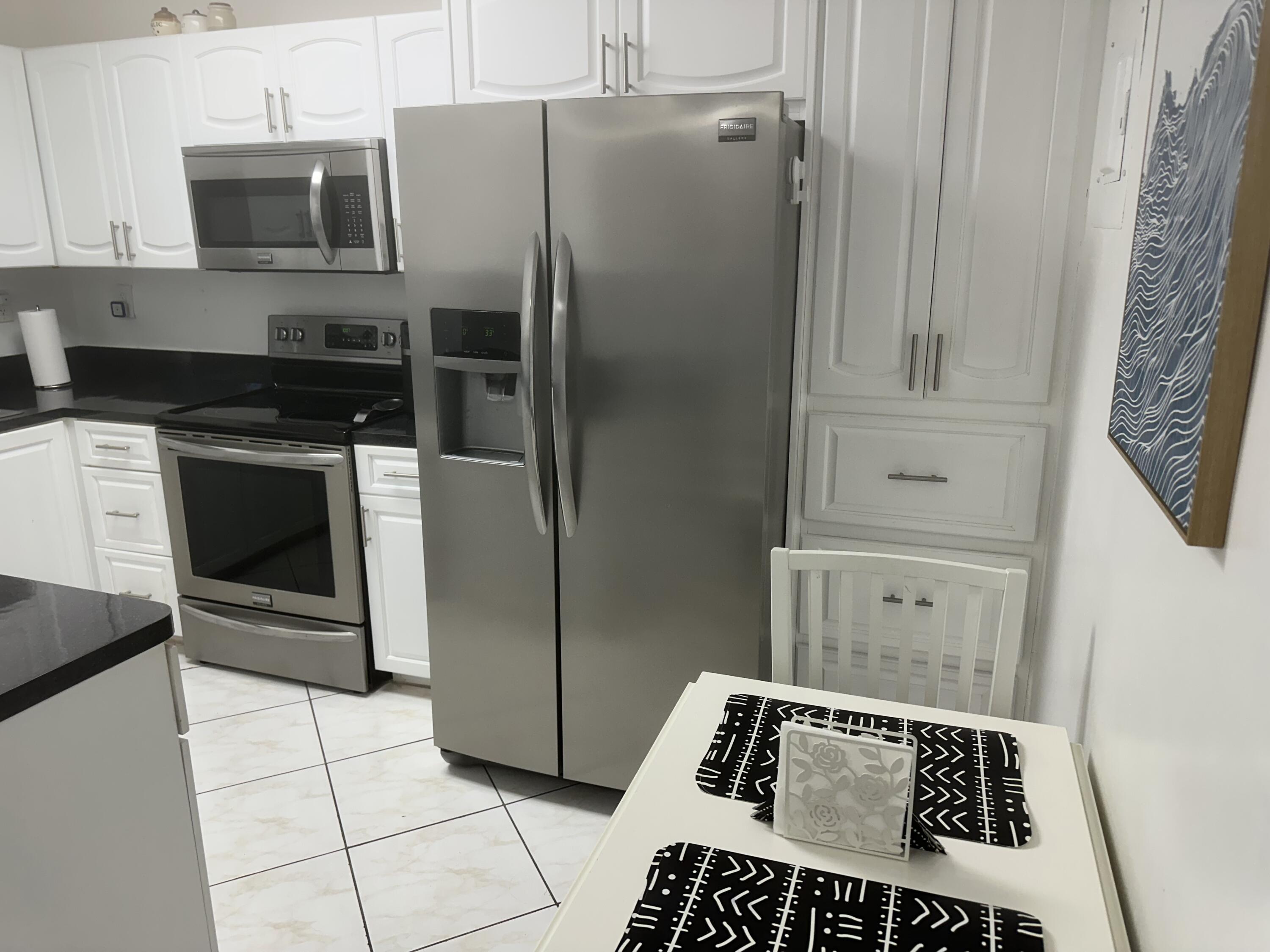 Listing photo 6 for 8960 S Hollybrook Unit#301, Pembroke Pines, FL, 33025