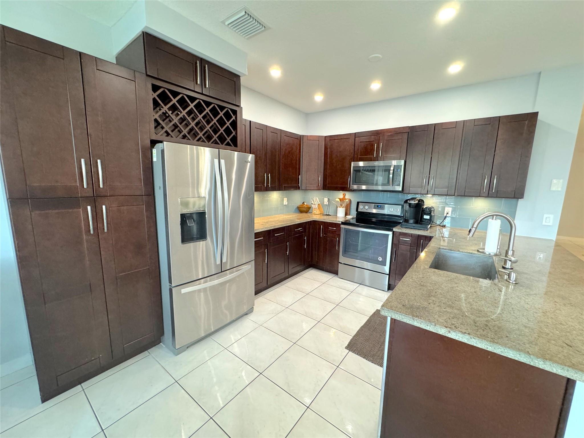 Listing photo 4 for 143 NW 107th Terrace, Plantation, FL, 33324