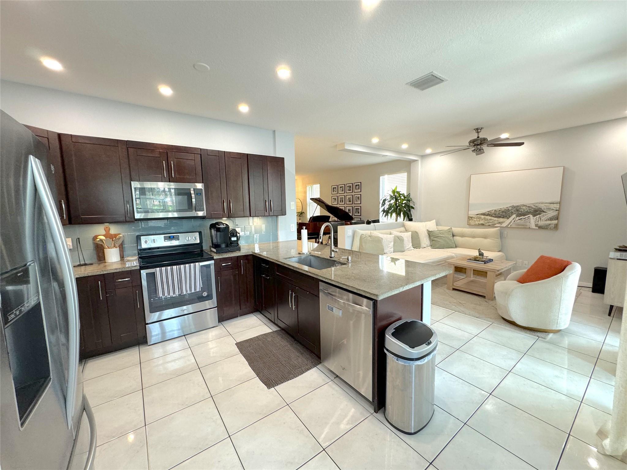 Listing photo 5 for 143 NW 107th Terrace, Plantation, FL, 33324