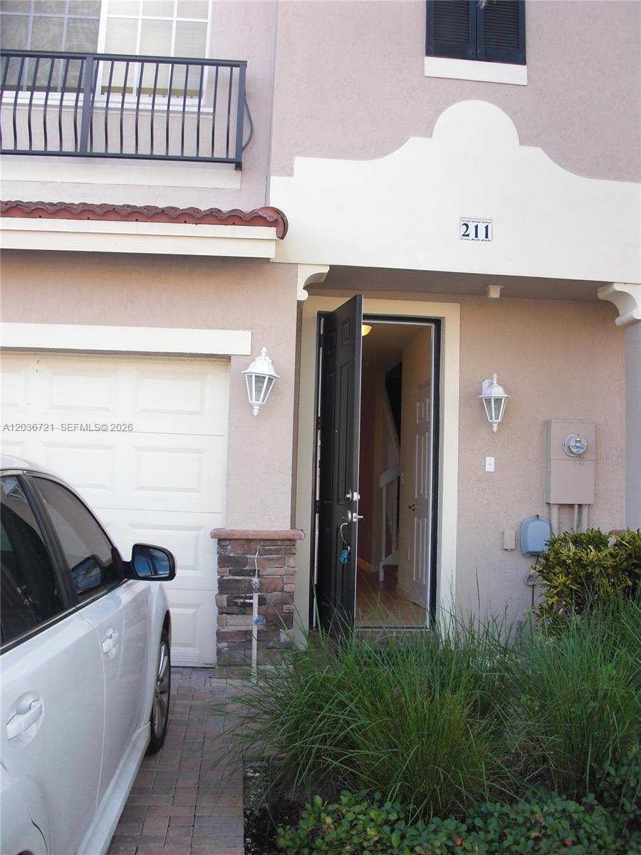Listing photo 3 for 211 LAS BRISAS CR Unit#211, Sunrise, FL, 33326