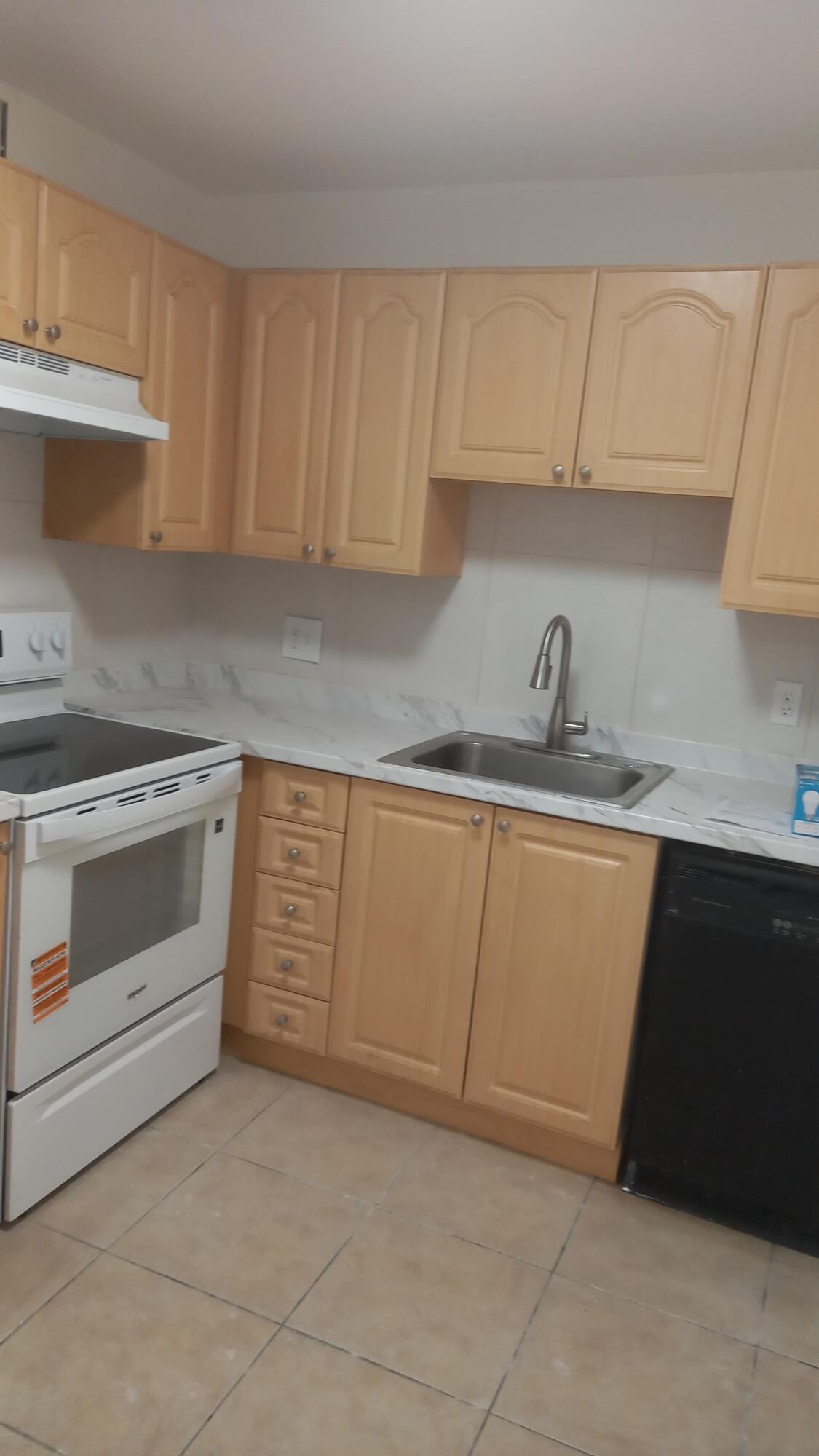 Listing photo 3 for 4165 SW 67th Avenue Unit#208b, Davie, FL, 33314