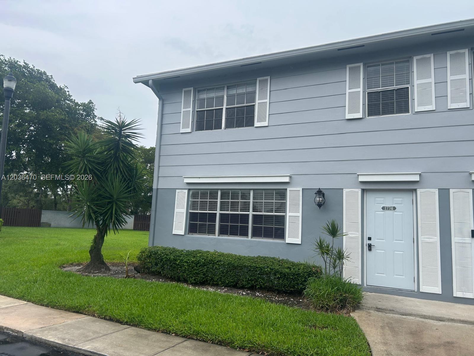 Listing photo 4 for 1774 SW 81st Ln Unit#1-31, Davie, FL, 33324