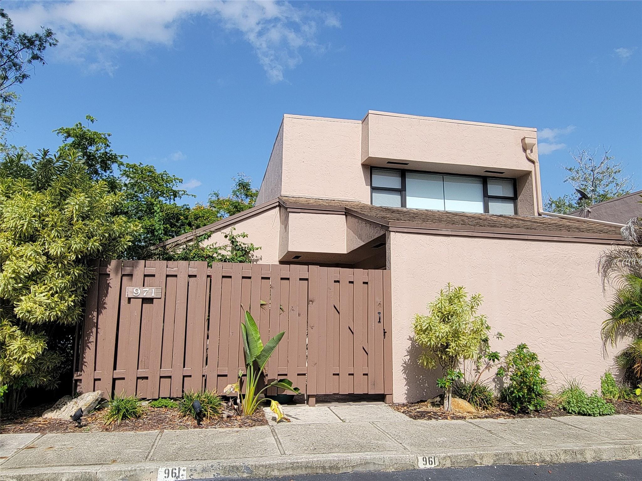 Listing photo 3 for 971 NW 122nd Terrace, Pembroke Pines, FL, 33026