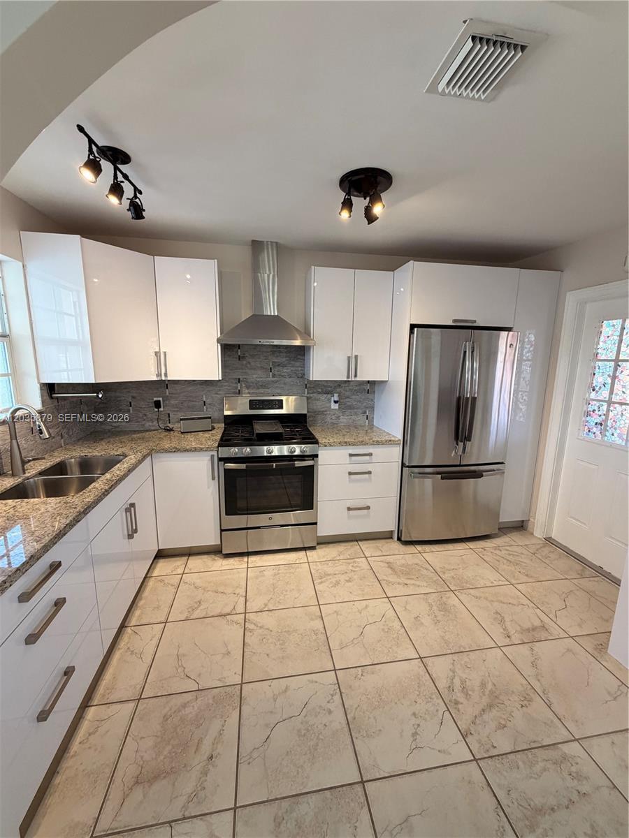 Listing photo 1 for 7751 NW 32nd St, Davie, FL, 33024