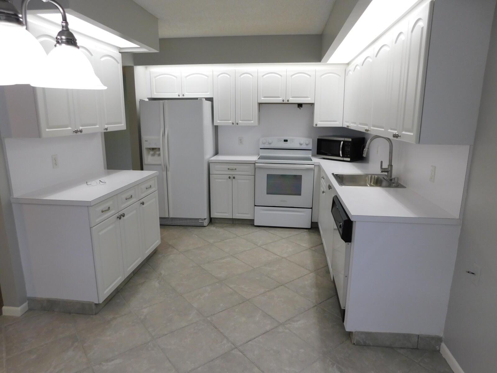 Listing photo 5 for 12800 SW 7th Court Unit#115, Pembroke Pines, FL, 33027