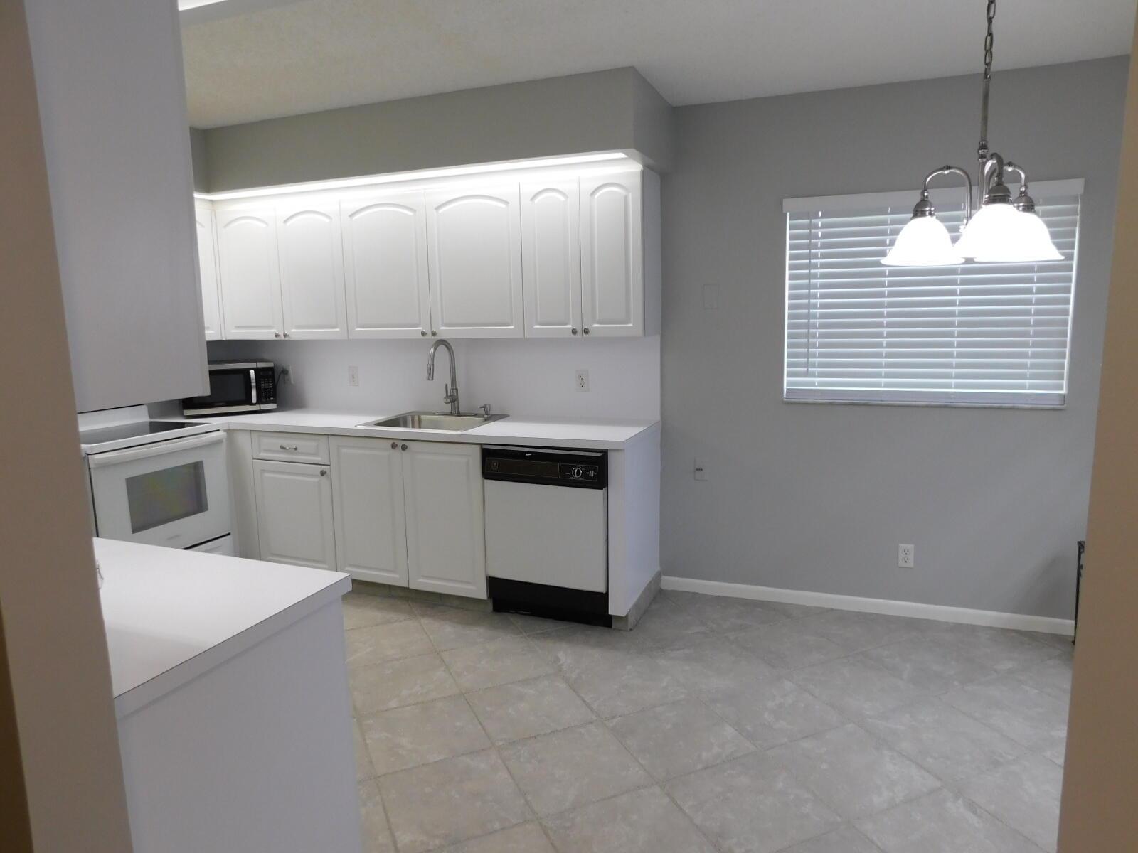 Listing photo 6 for 12800 SW 7th Court Unit#115, Pembroke Pines, FL, 33027