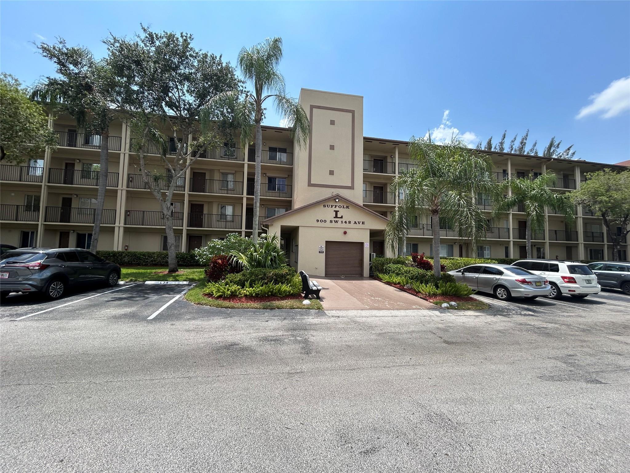 Listing photo 3 for 900 SW 142nd Avenue Unit#202l, Pembroke Pines, FL, 33027