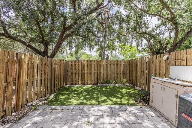 Listing photo 2 for 8327 Fairway Road Unit#8327, Sunrise, FL, 33351