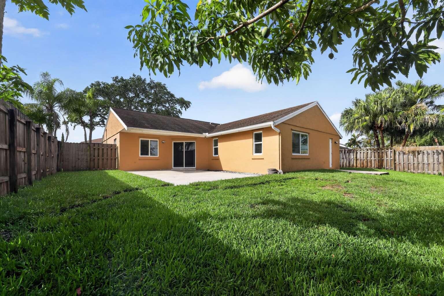 Listing photo 3 for 1329 SW 151st Way, Sunrise, FL, 33326
