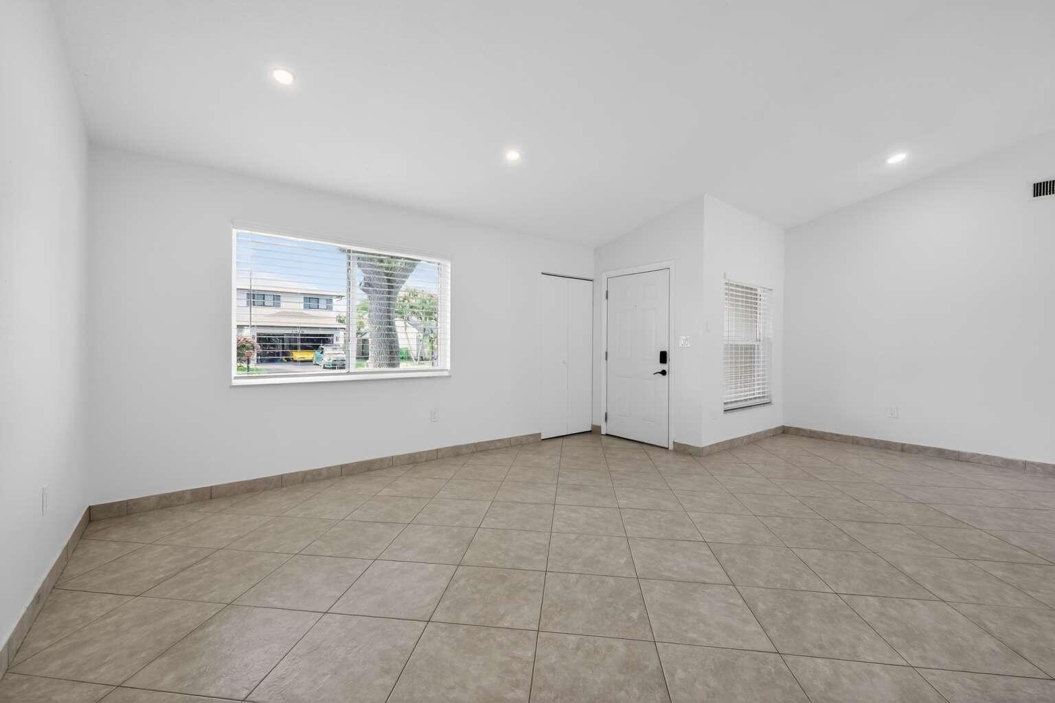 Listing photo 5 for 1329 SW 151st Way, Sunrise, FL, 33326