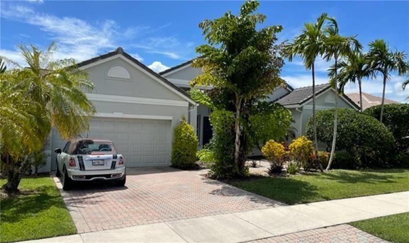 Listing photo 1 for 2721 W Abiaca Circle, Davie, FL, 33328