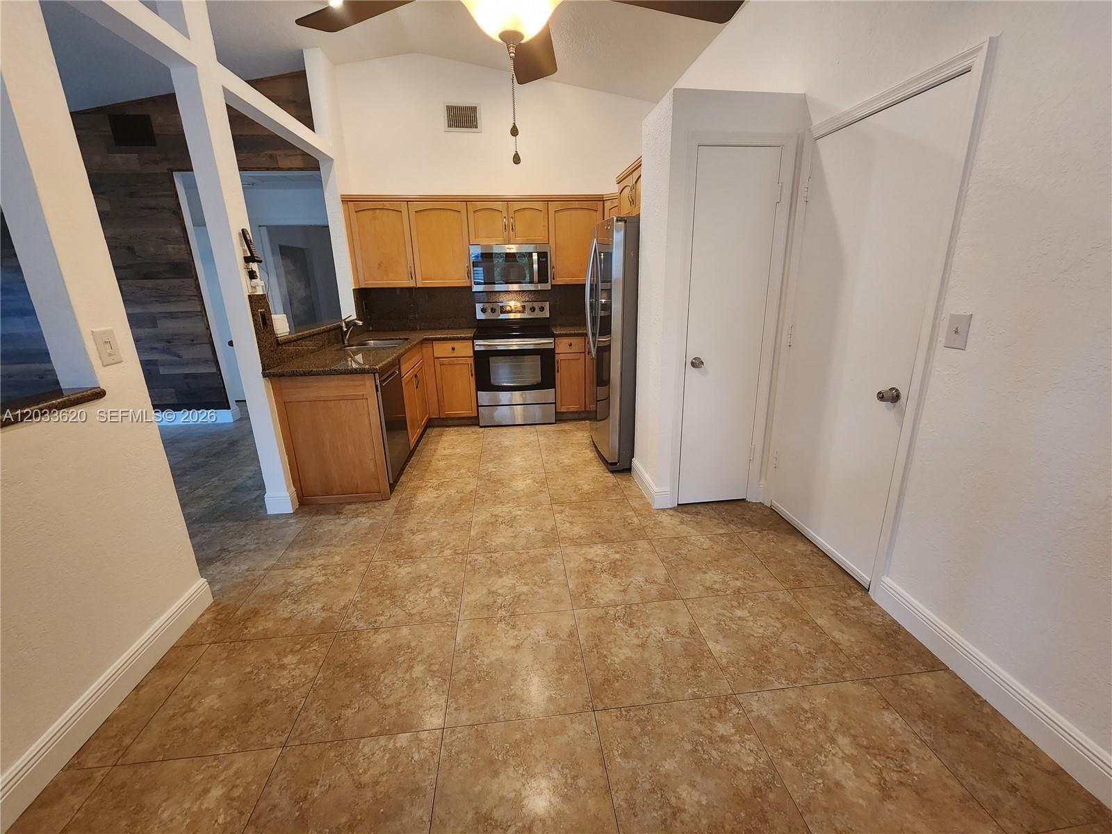 Listing photo 1 for 1631 SW 129th Way, Davie, FL, 33325