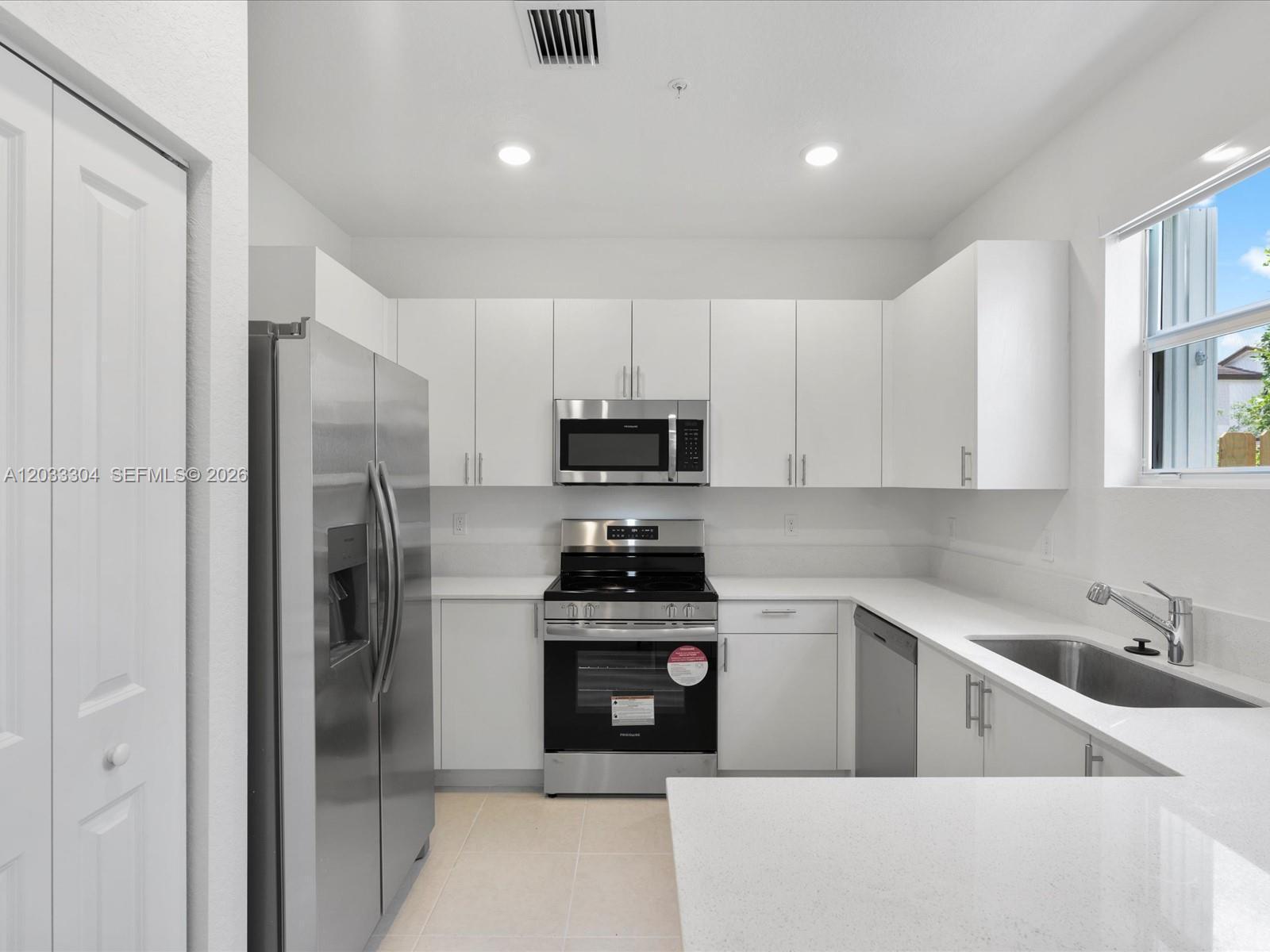 Listing photo 2 for 106 SW 184th Pl Unit#106, Pembroke Pines, FL, 33029