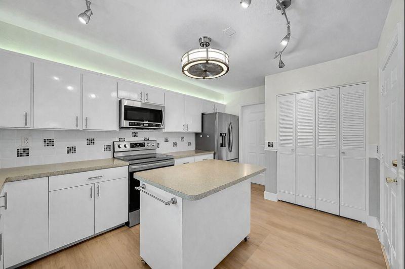 Listing photo 2 for 1480 SW 66th Terrace, Plantation, FL, 33317