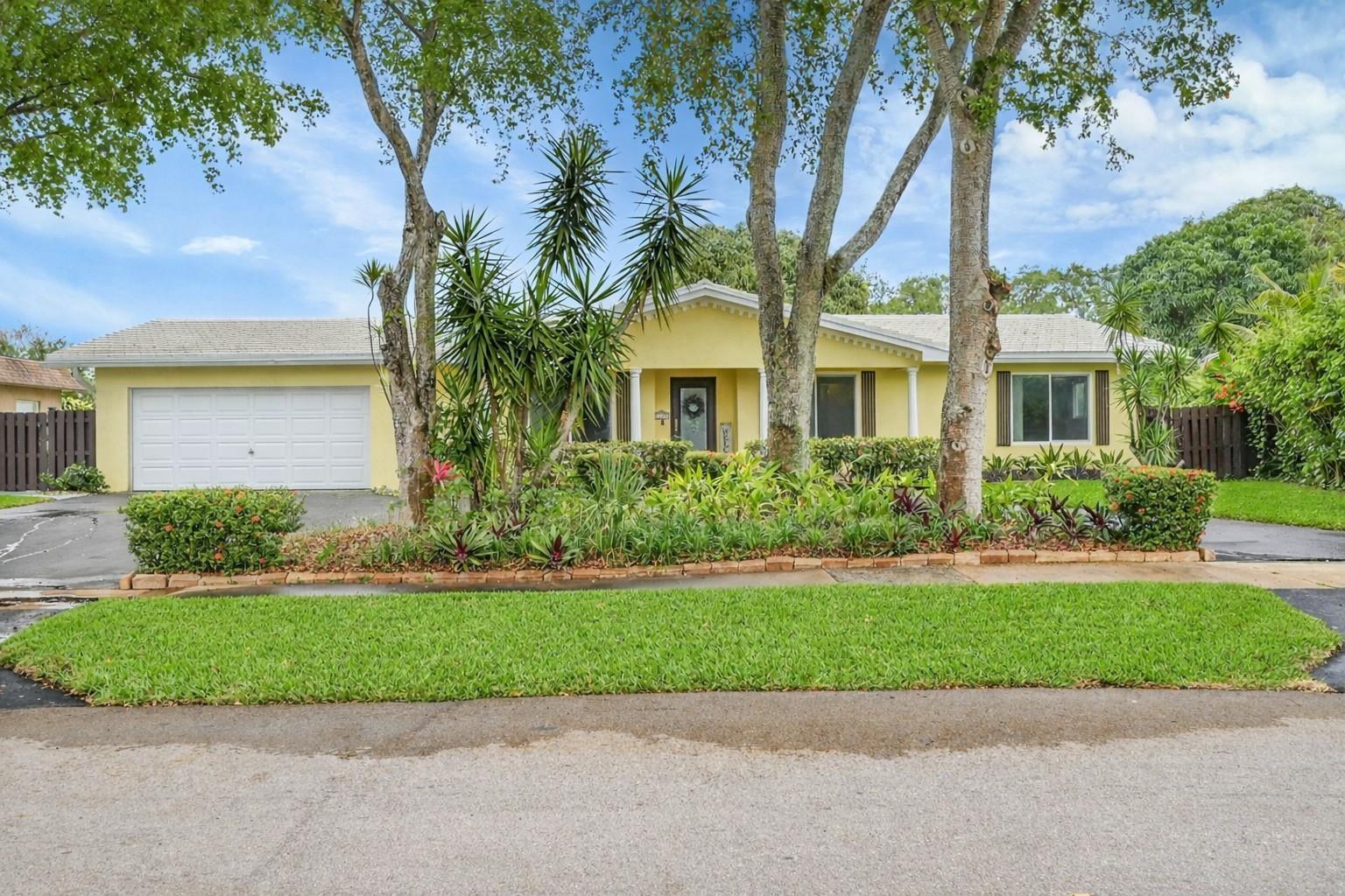 Listing photo 3 for 1480 SW 66th Terrace, Plantation, FL, 33317