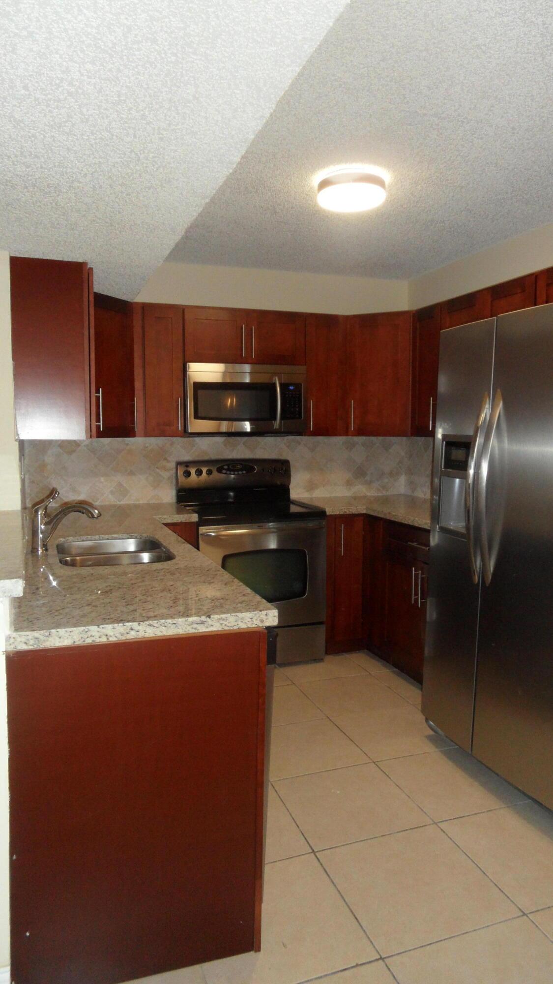 Listing photo 4 for 351 Palm Way Unit#201, Pembroke Pines, FL, 33025