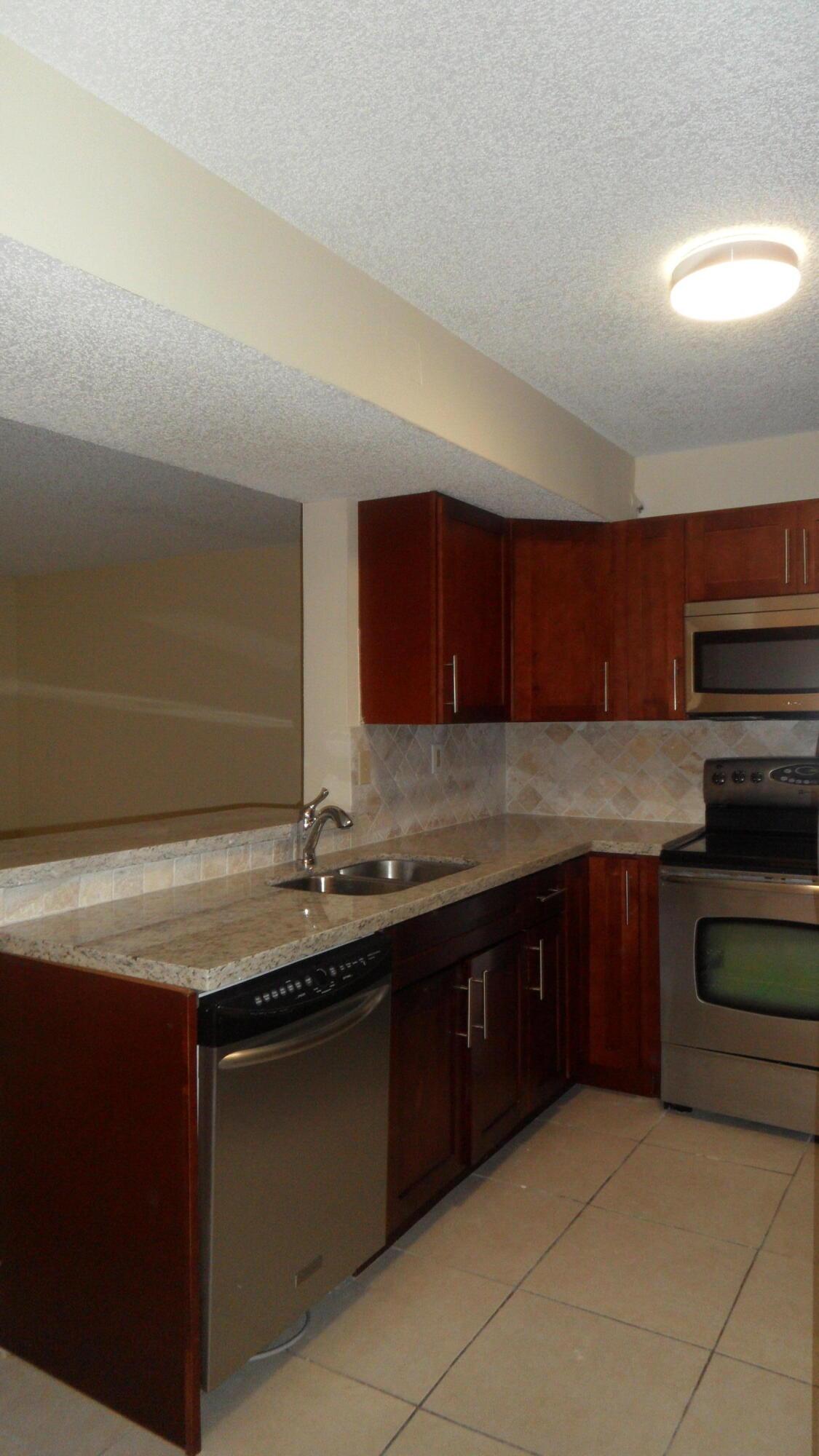 Listing photo 5 for 351 Palm Way Unit#201, Pembroke Pines, FL, 33025