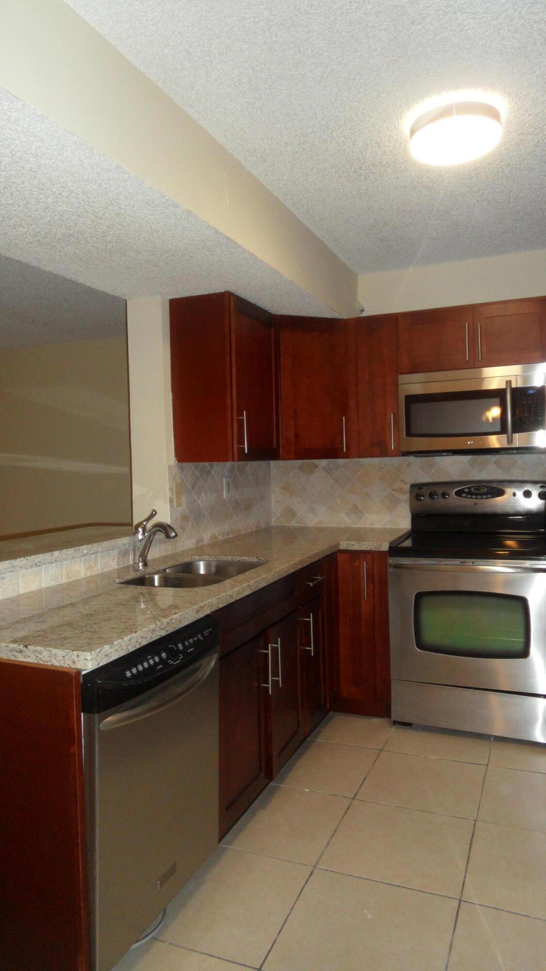 Listing photo 6 for 351 Palm Way Unit#201, Pembroke Pines, FL, 33025