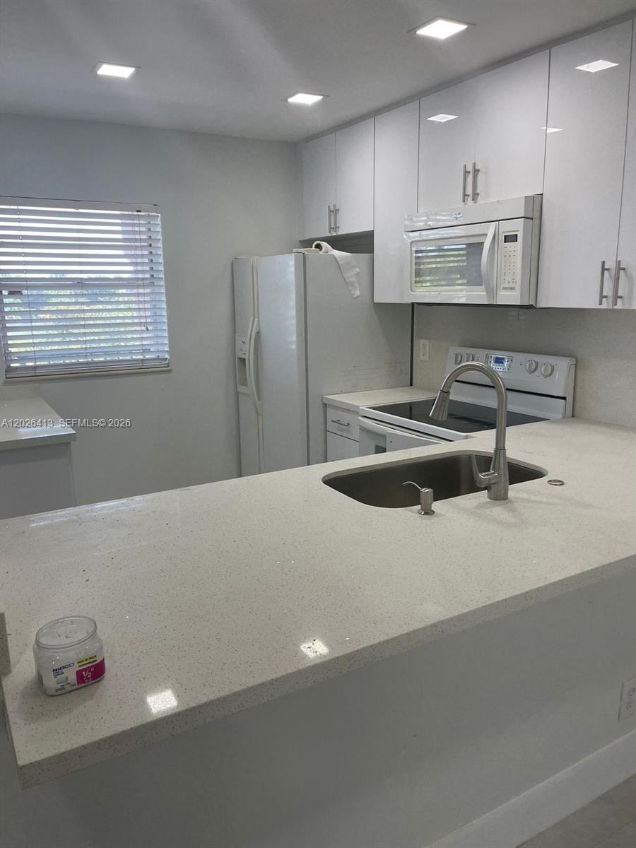 Listing photo 1 for 9460 Tangerine Pl Unit#404, Davie, FL, 33324