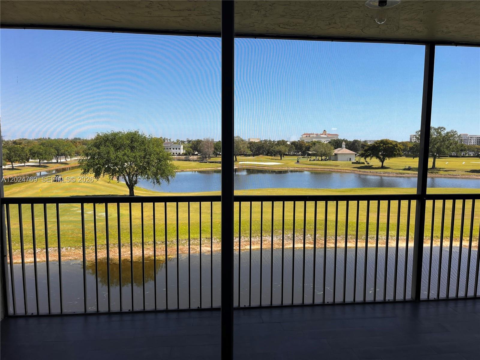 Listing photo 2 for 3100 W Rolling Hills Cir Unit#403, Davie, FL, 33328