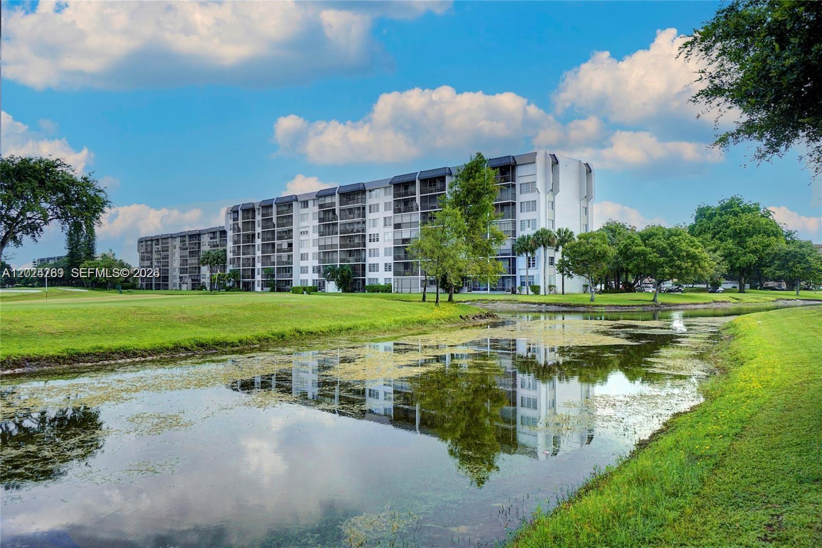 Listing photo 3 for 3100 W Rolling Hills Cir Unit#403, Davie, FL, 33328