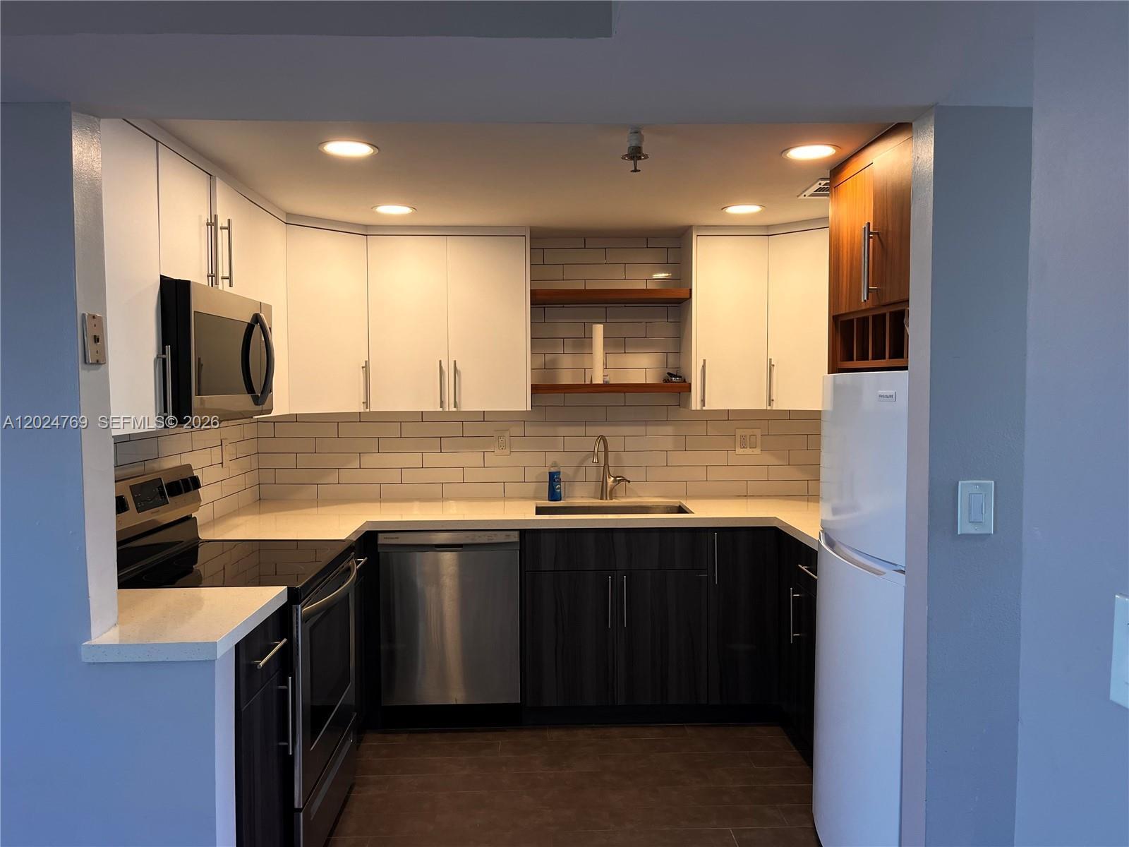 Listing photo 5 for 3100 W Rolling Hills Cir Unit#403, Davie, FL, 33328