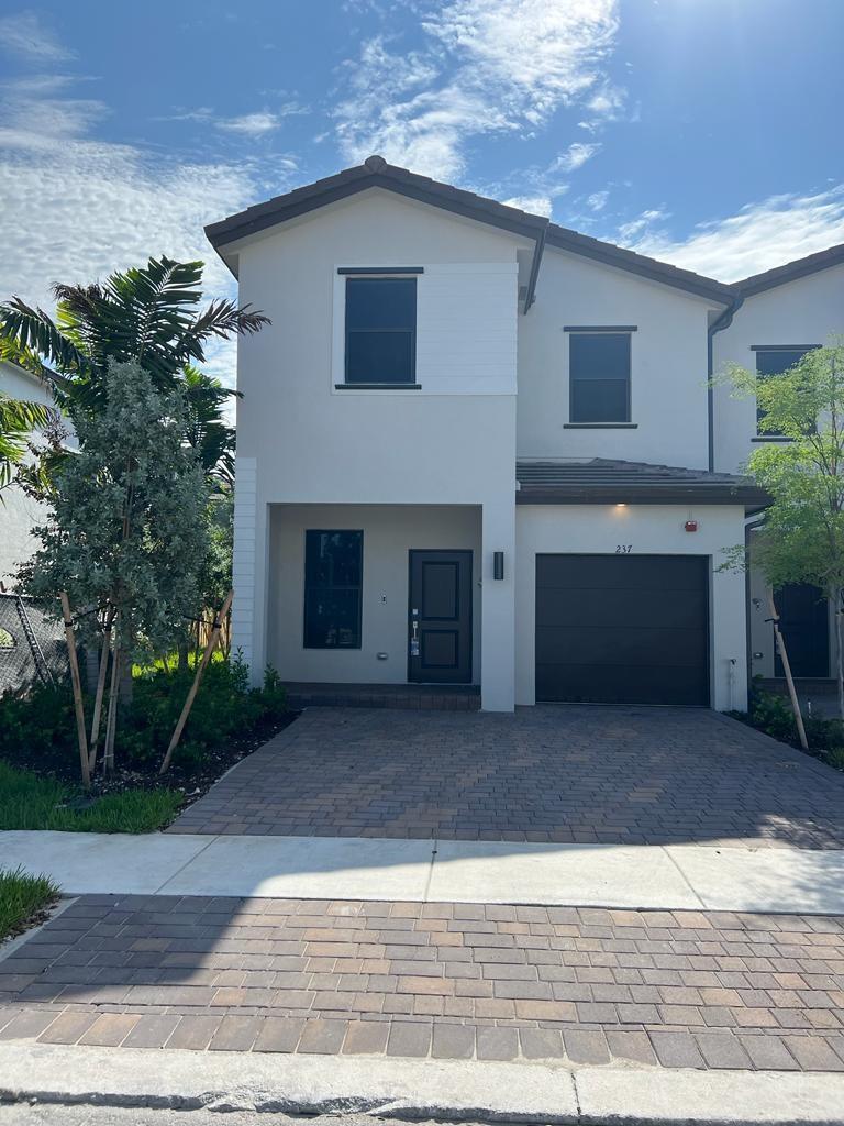 Listing photo 3 for 237 SW 159TH Way, Pembroke Pines, FL, 33027