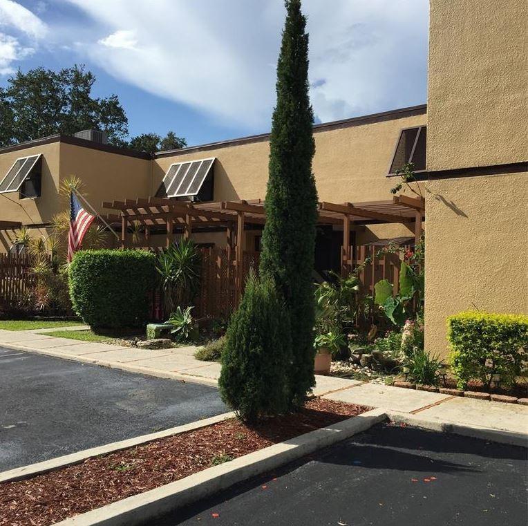 Listing photo 3 for 10740 S Golfview Drive, Pembroke Pines, FL, 33026