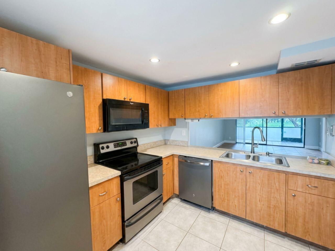 Listing photo 3 for 7340 NW 1ST Street Unit#103, Plantation, FL, 33317