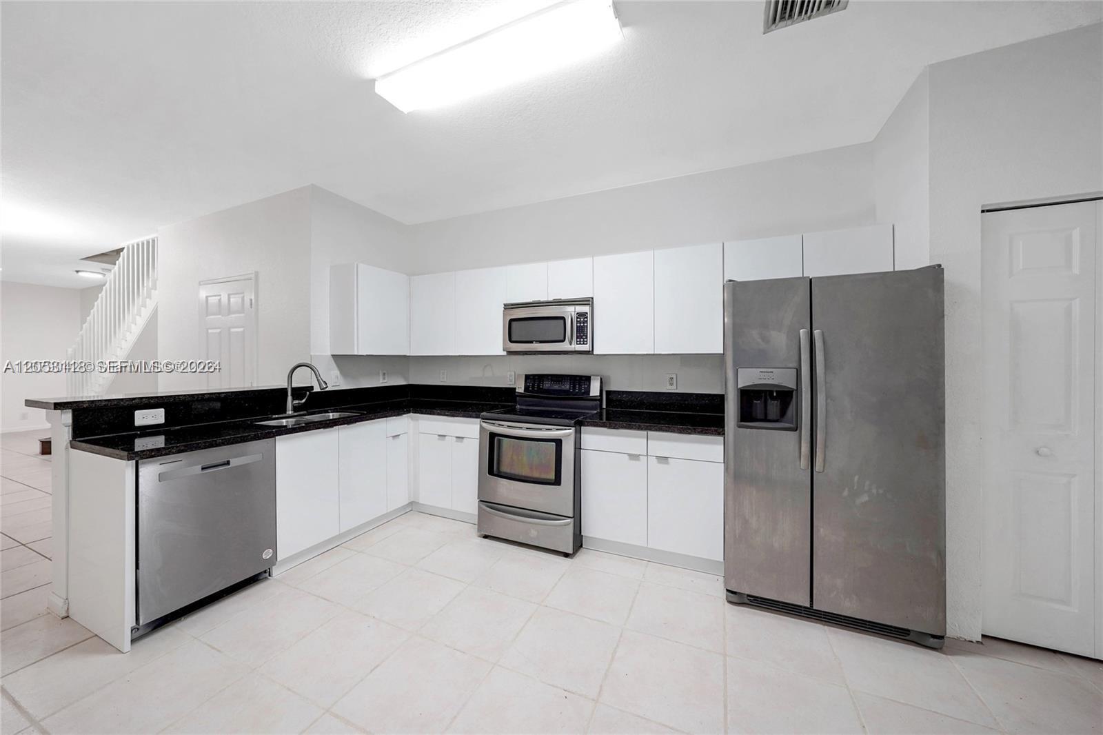 Listing photo 3 for 3903 Tree Top Dr Unit#3903, Weston, FL, 33332