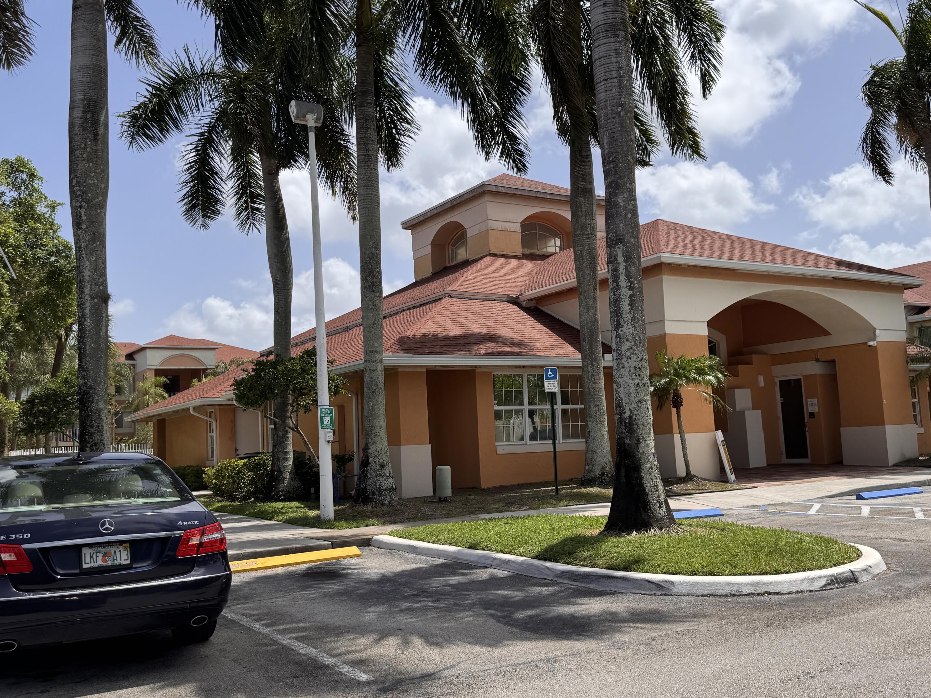 Listing photo 3 for 6936 SW 39th Street Unit#D203, Davie, FL, 33314