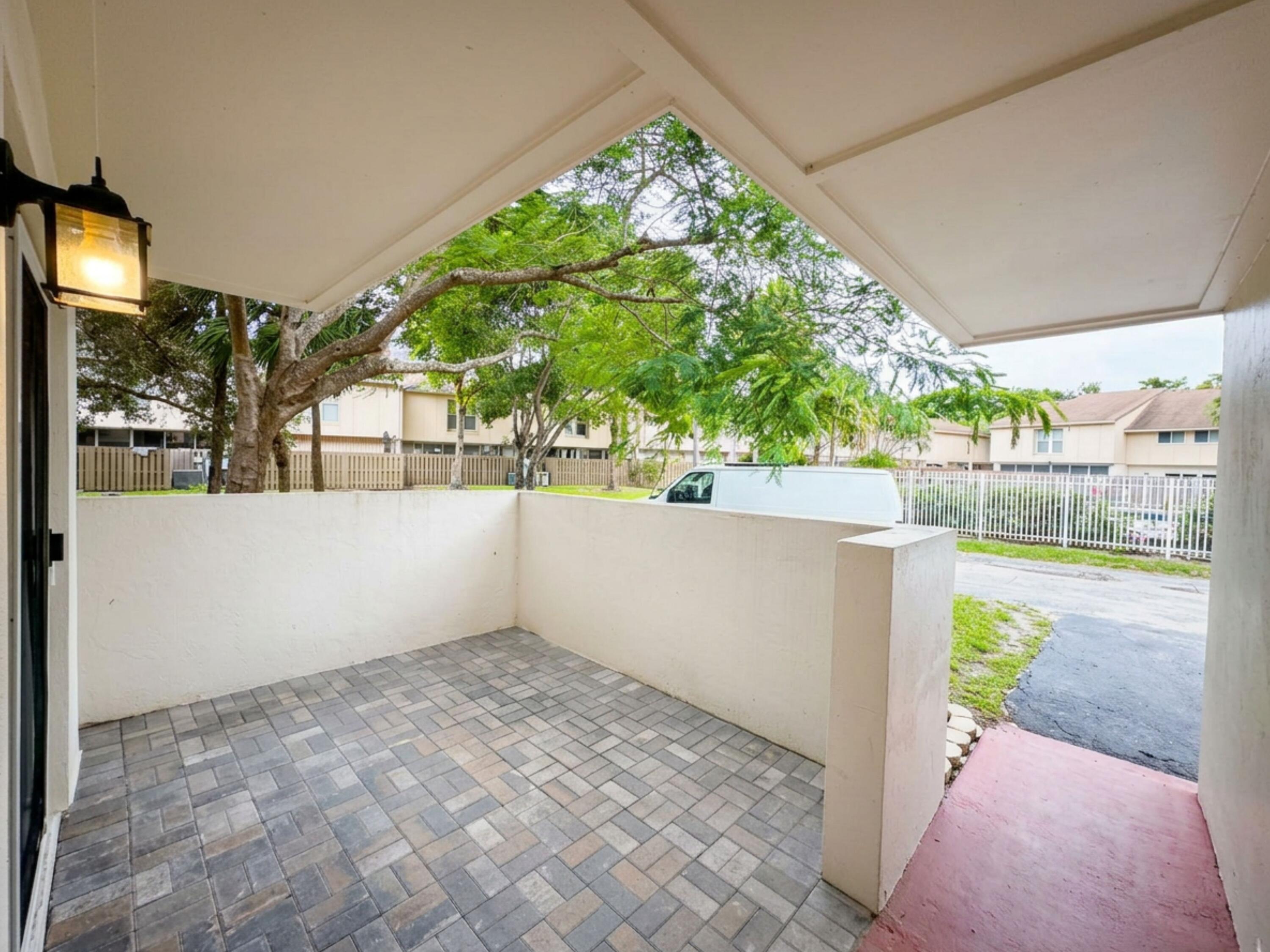 Listing photo 1 for 855 NW 80th Way Unit#6, Plantation, FL, 33324