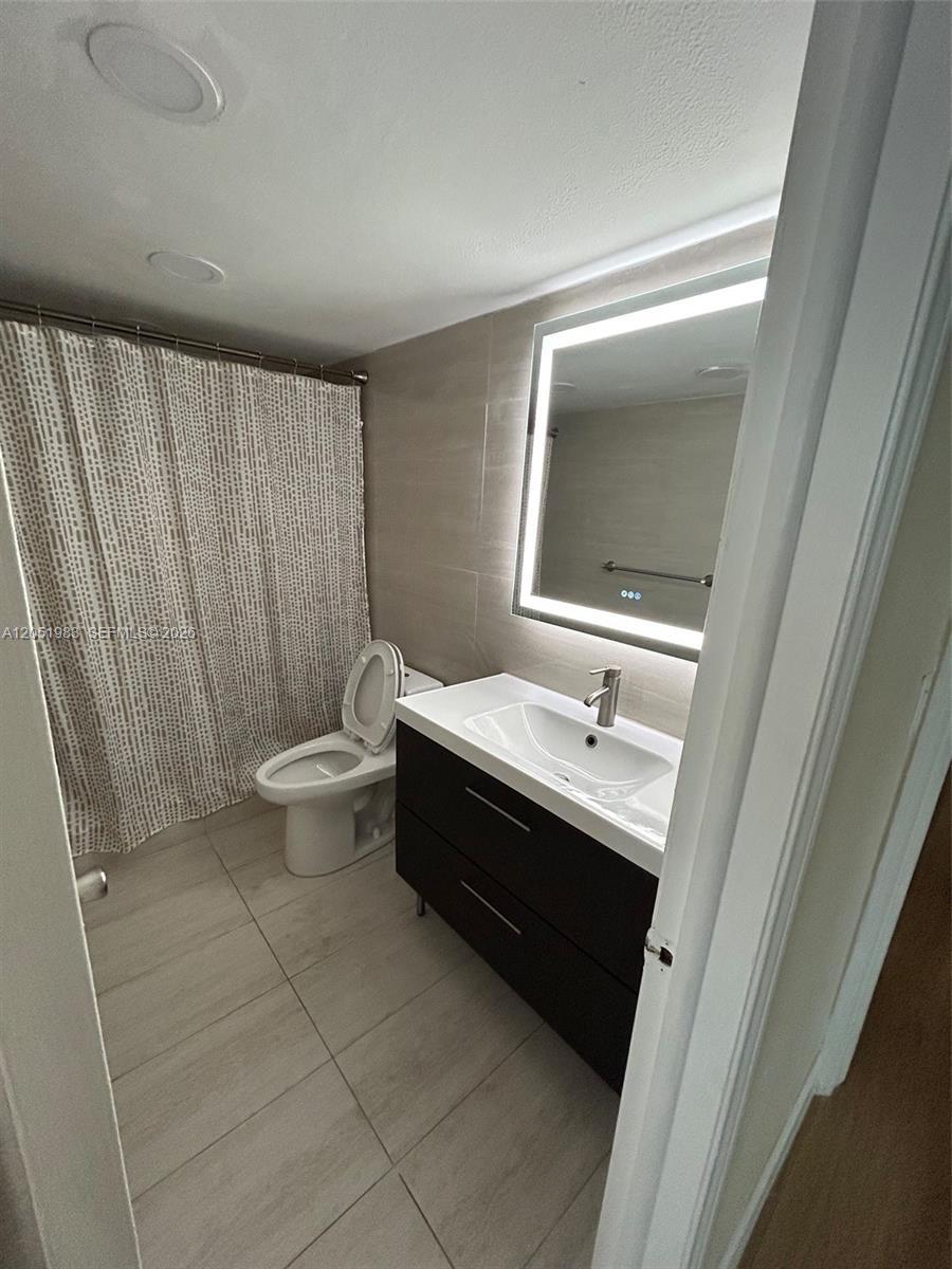 Listing photo 1 for 9461 Evergreen Pl Unit#303, Davie, FL, 33324