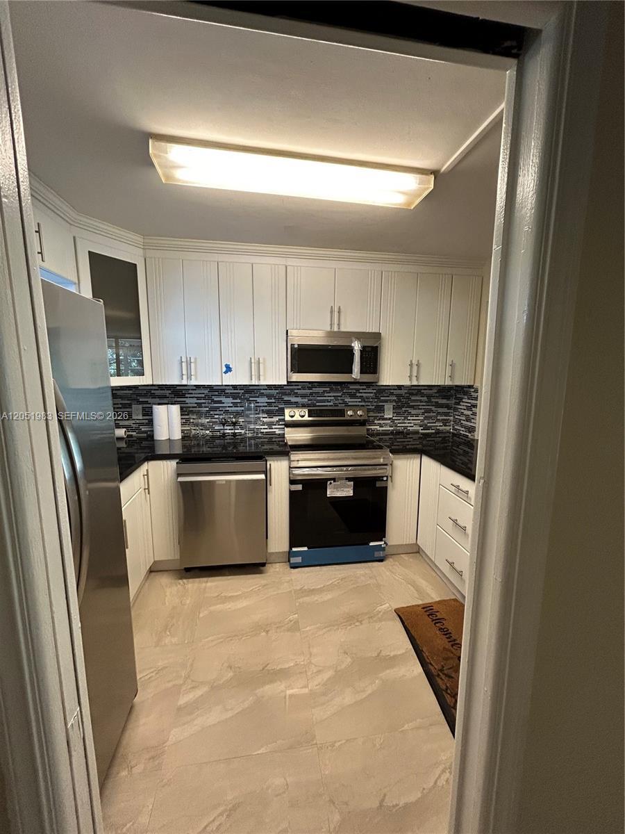 Listing photo 3 for 9461 Evergreen Pl Unit#303, Davie, FL, 33324