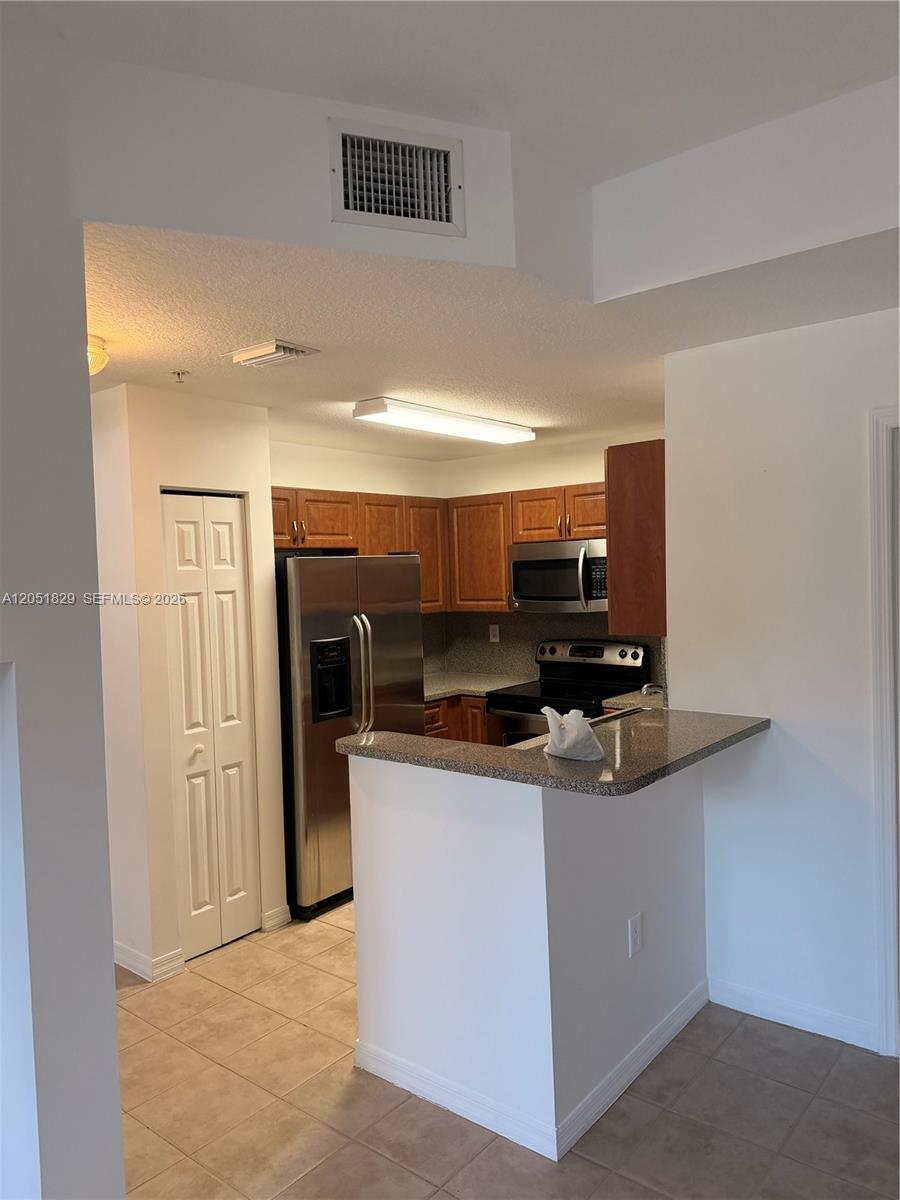 Listing photo 1 for 906 SW 143rd ave Unit#2005, Pembroke Pines, FL, 33027