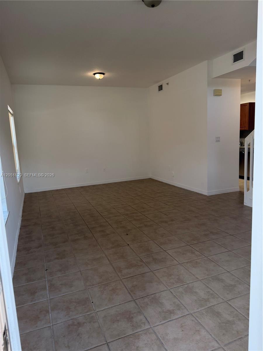 Listing photo 5 for 906 SW 143rd ave Unit#2005, Pembroke Pines, FL, 33027