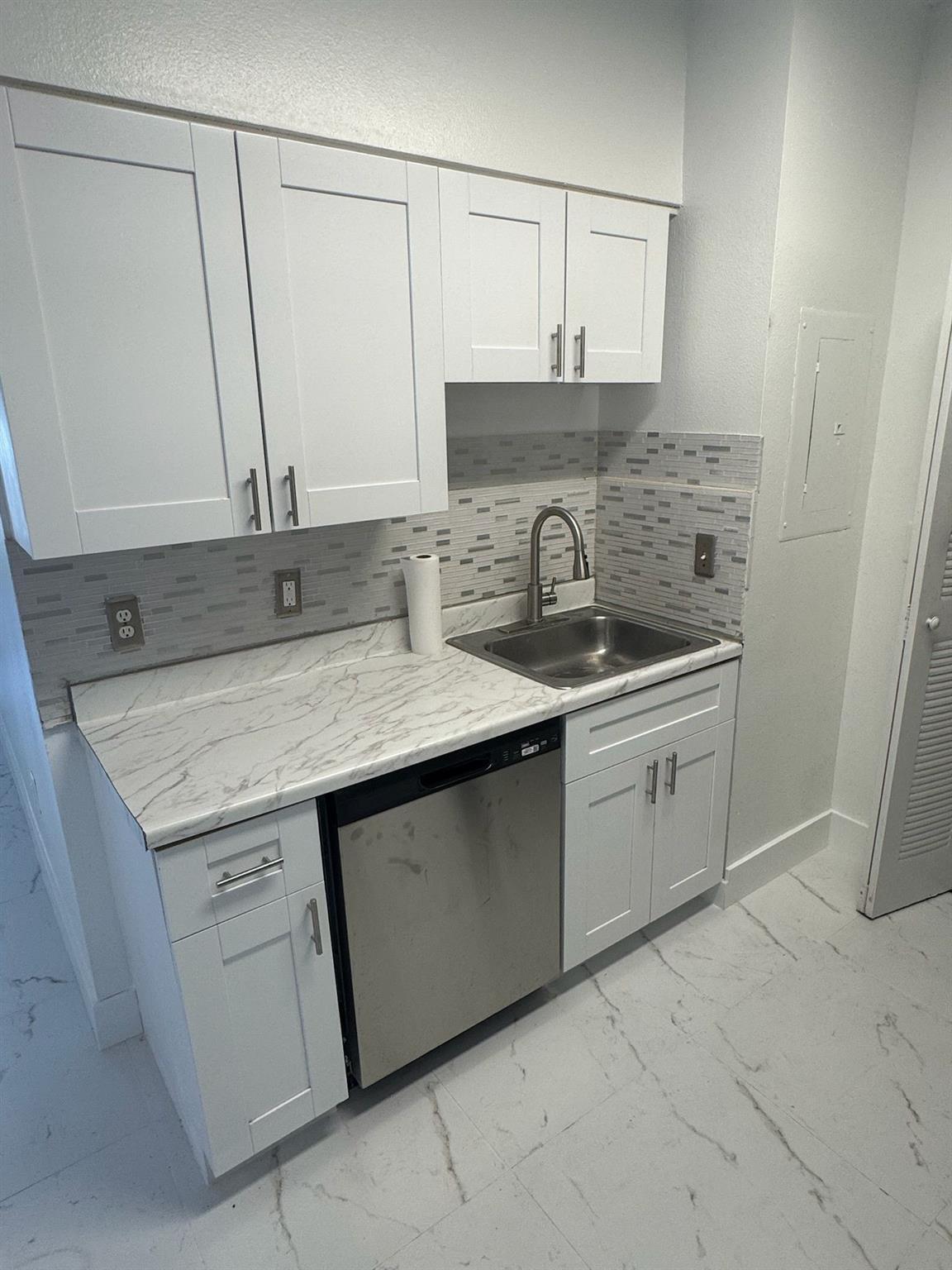 Listing photo 6 for 3221 Sabal Palm Manor Unit#105, Davie, FL, 33024