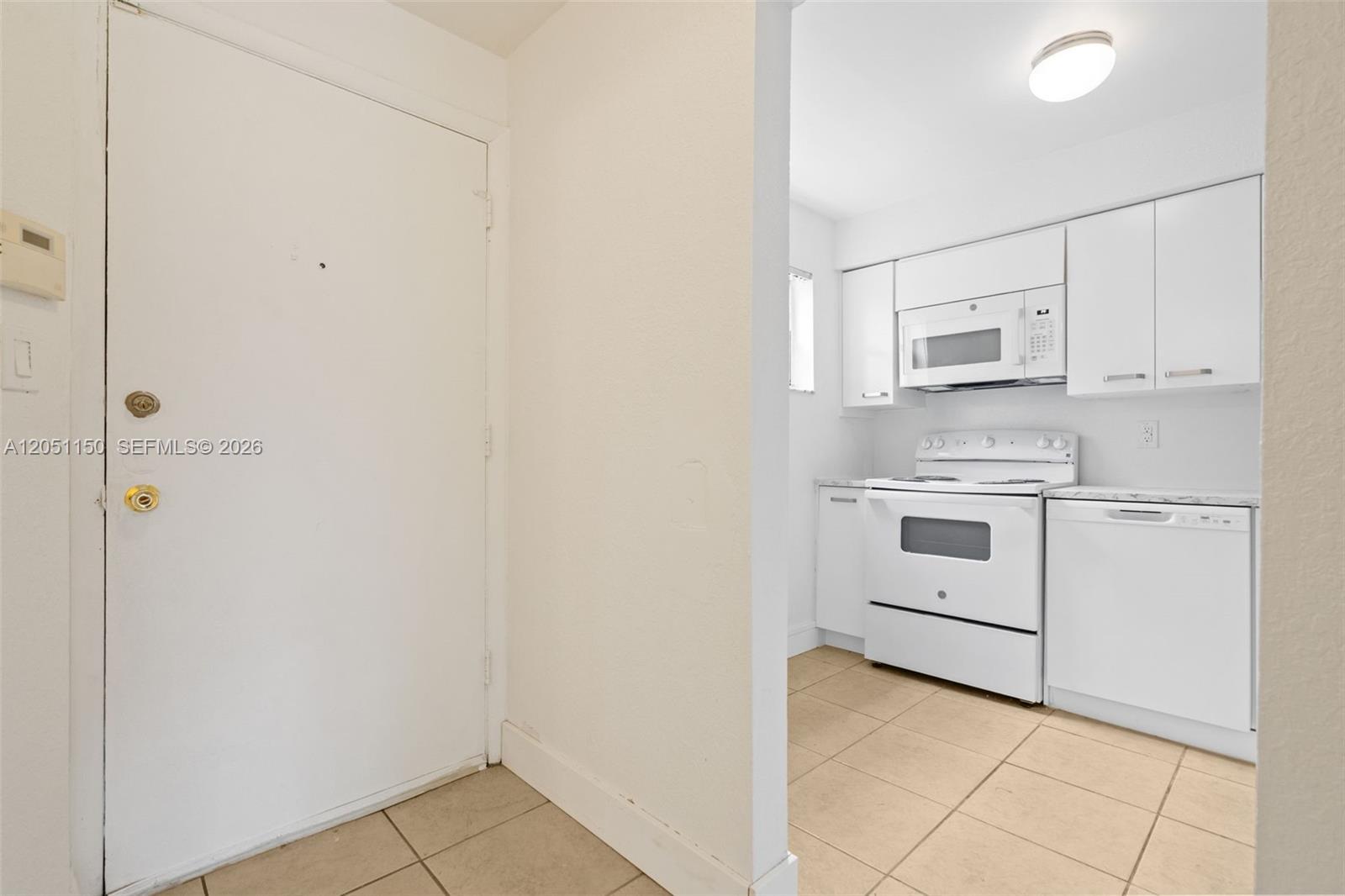 Listing photo 1 for 4215 N University Dr Unit#305, Sunrise, FL, 33351