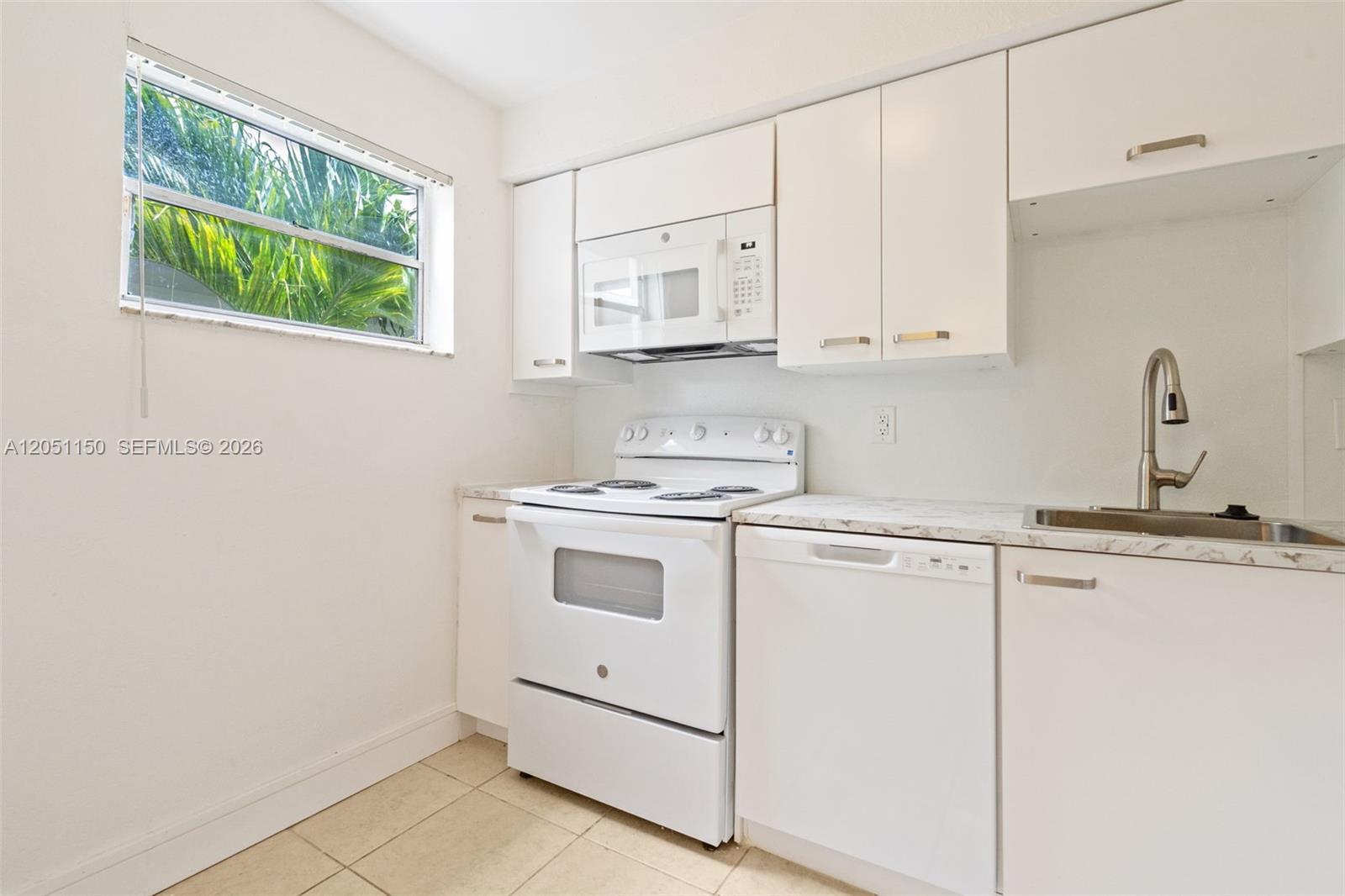 Listing photo 2 for 4215 N University Dr Unit#305, Sunrise, FL, 33351