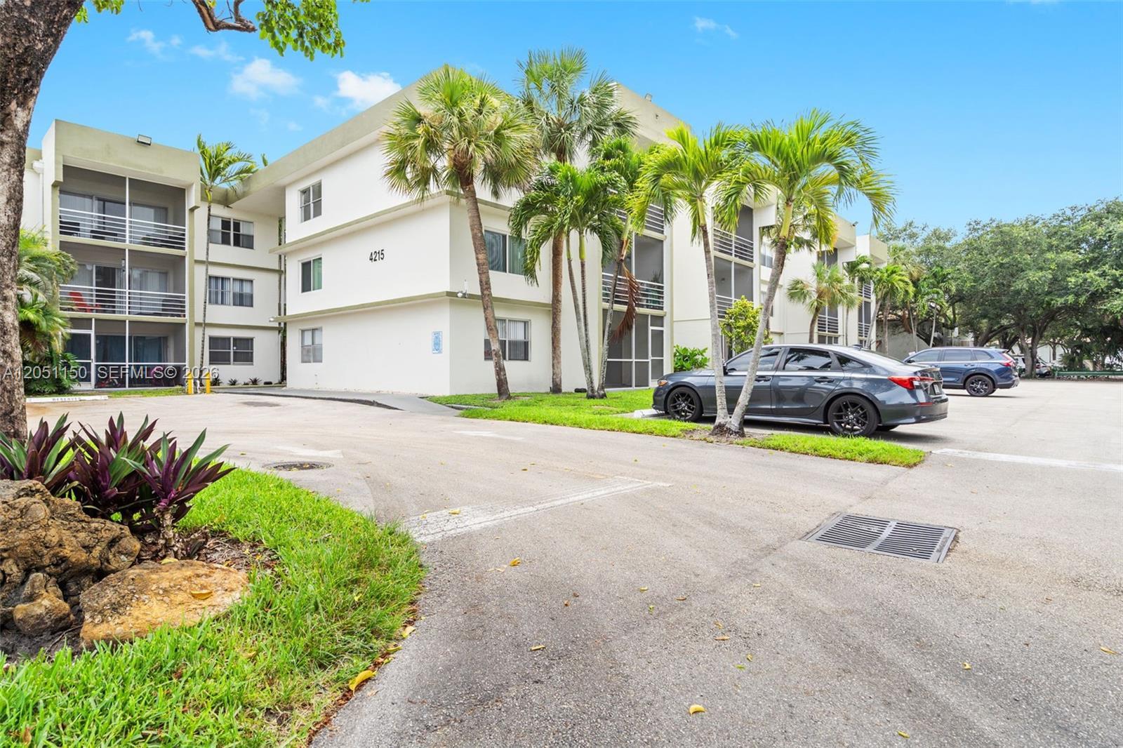 Listing photo 3 for 4215 N University Dr Unit#305, Sunrise, FL, 33351