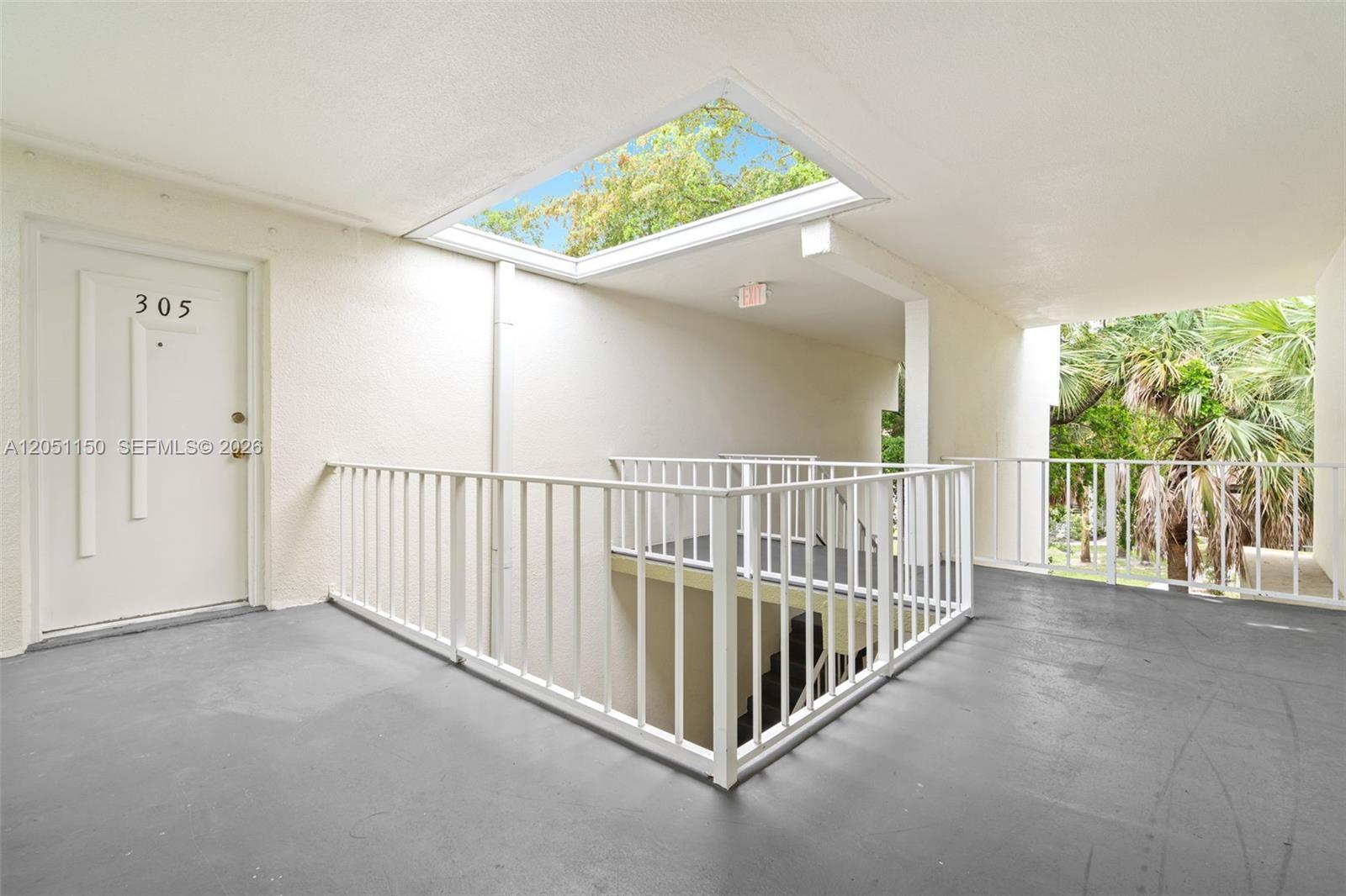 Listing photo 5 for 4215 N University Dr Unit#305, Sunrise, FL, 33351