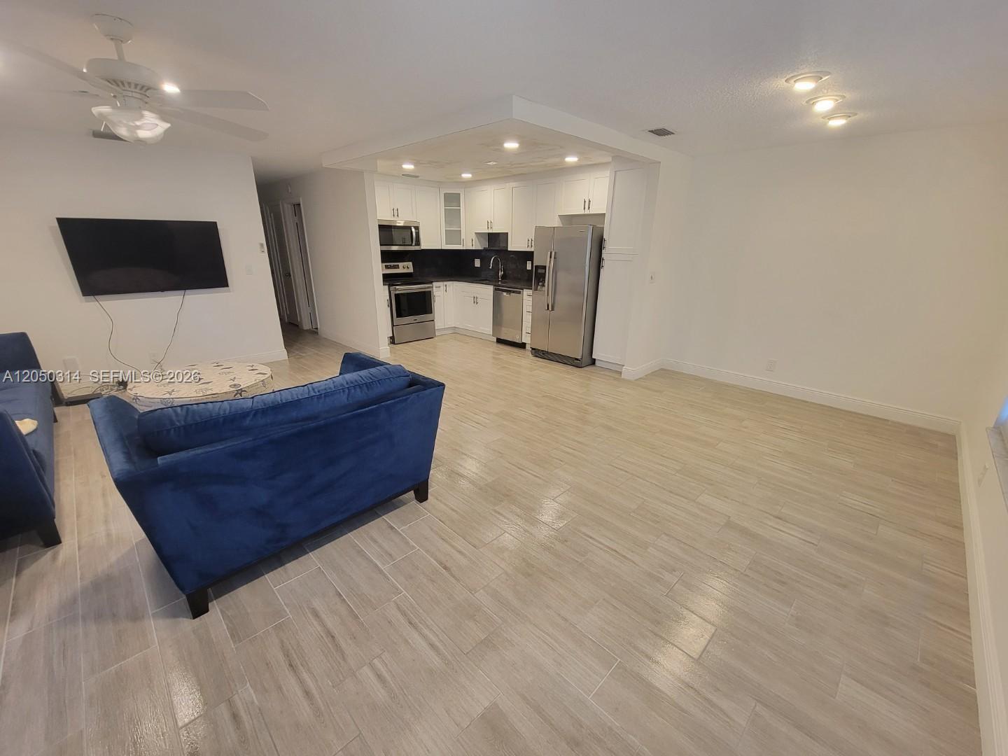Listing photo 2 for 1009 NW 88th Ave Unit#B87, Plantation, FL, 33322